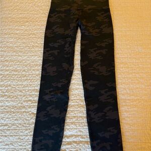 SPANX Look At Me Now Seamless Black Camouflage Leggings